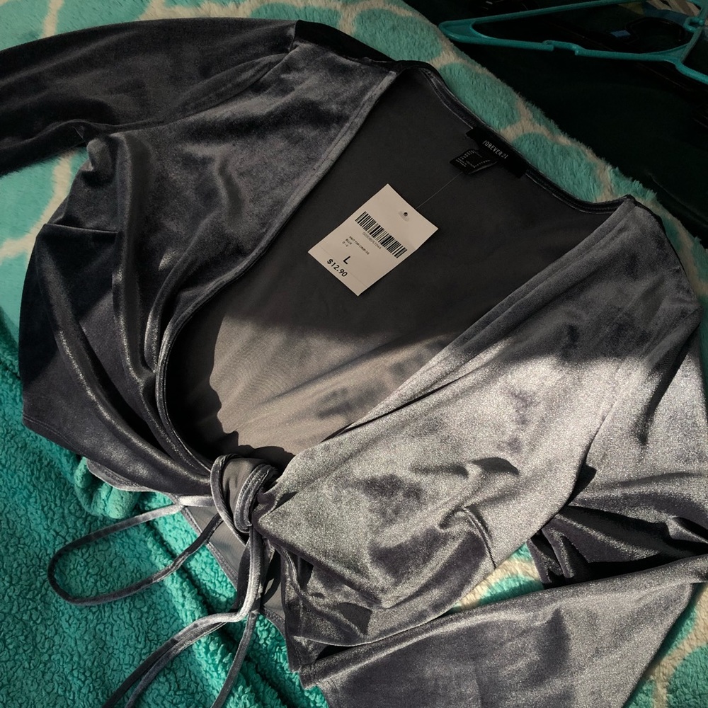 Tie grey shirt